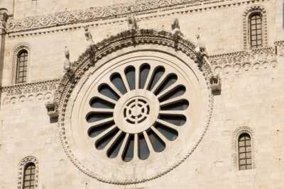 La sobriet� del romanico pugliese?: �� un falso d'autore: fu inventata nel Novecento�